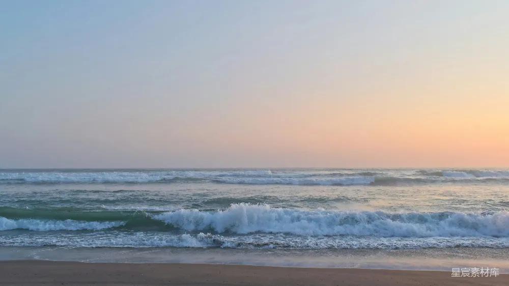高清摄影 白天海浪拍打在岸边