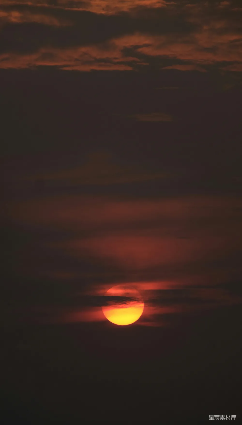 高清摄影 天边海面上太阳正在落下