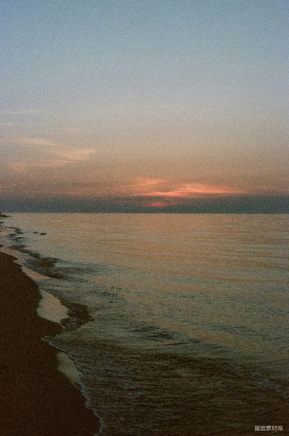 高清摄影 海滩上的太阳正在Setting落山