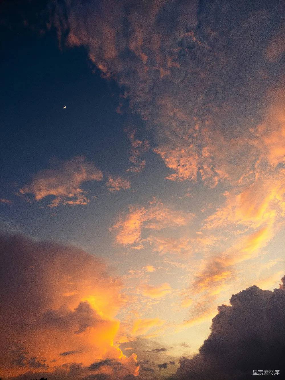 高清摄影 夕阳西下，云彩满天，空中一架飞机。