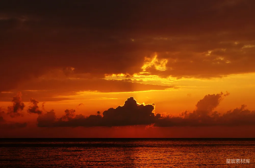 高清摄影 云遮下的海洋照片，夕阳时拍摄