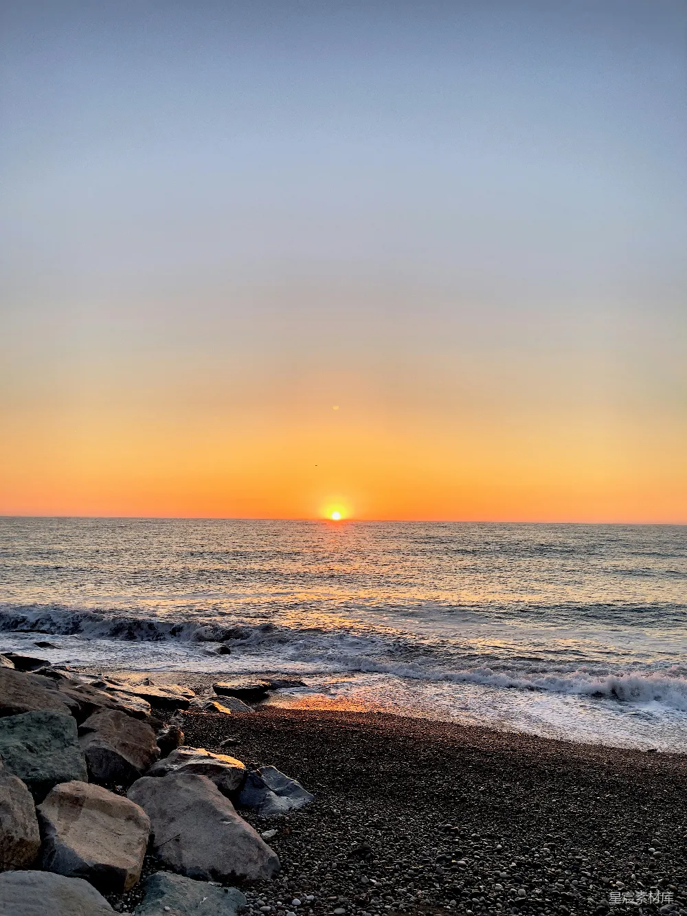高清摄影 夕阳西下，落在了岩石海滩上。