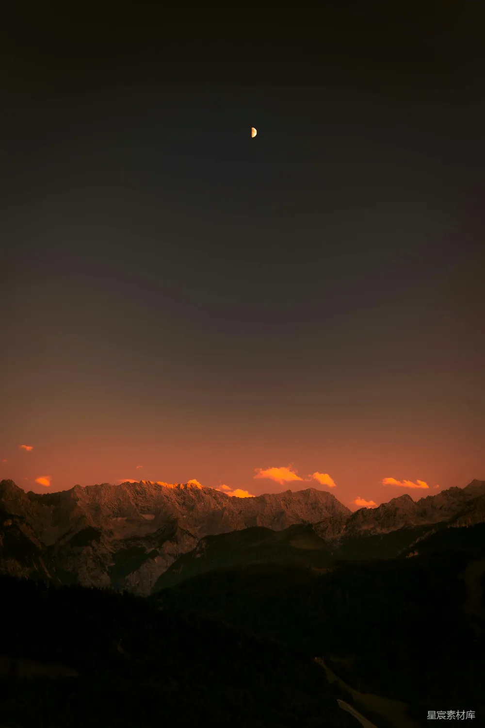 高清摄影 夕阳下的山影