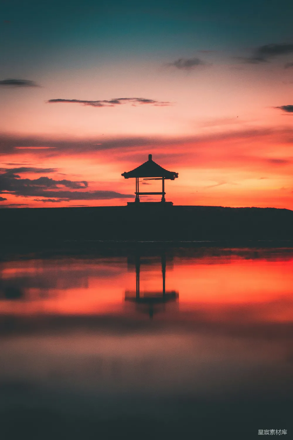 高清摄影 夕阳下站立在码头的人的轮廓