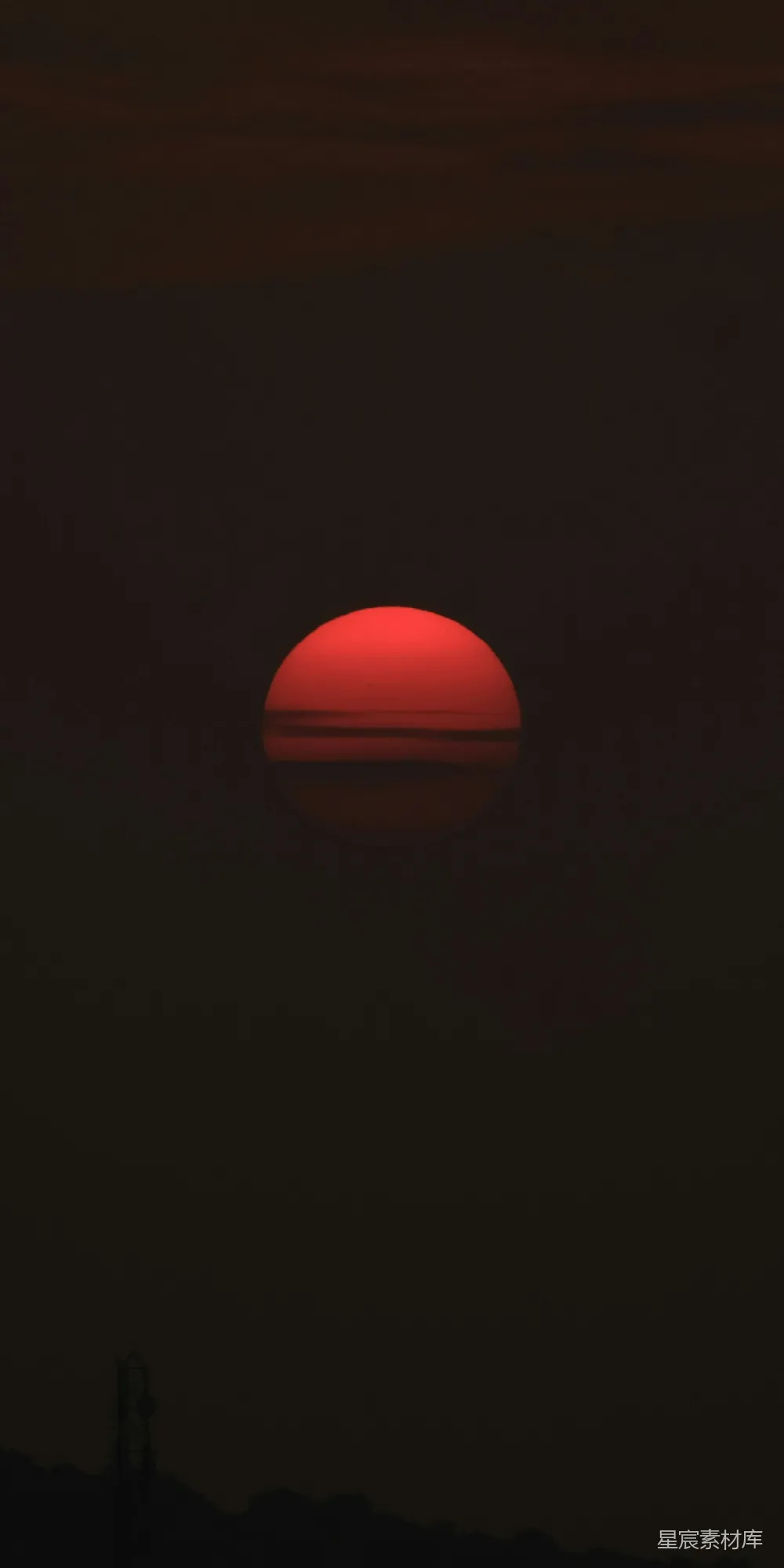 高清摄影 夕阳西下在黑暗的天空中