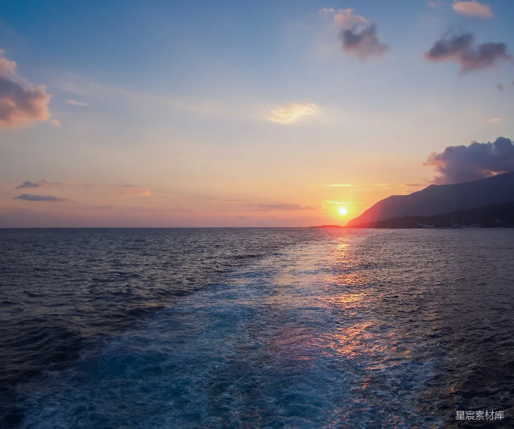 高清摄影 从一艘船上看到，太阳正落下 ocean 上空。