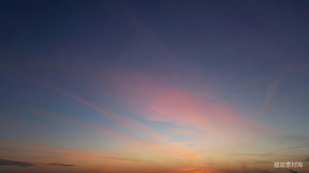 高清摄影 晴天里，太阳正沉落在海面上。