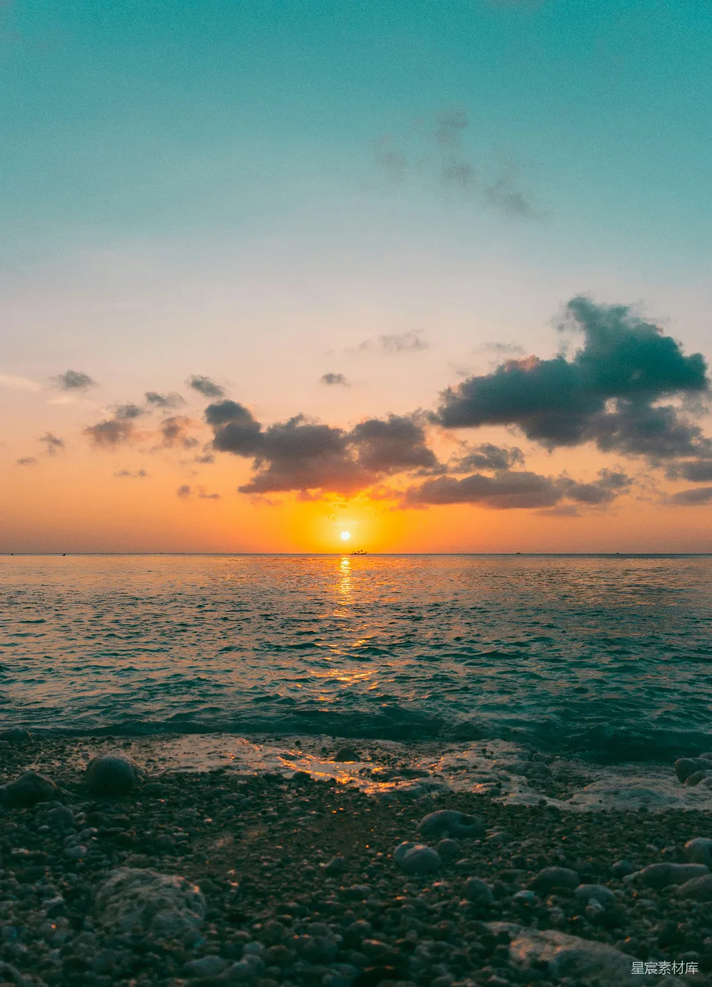 高清摄影  海滩上的太阳正在落下大海中