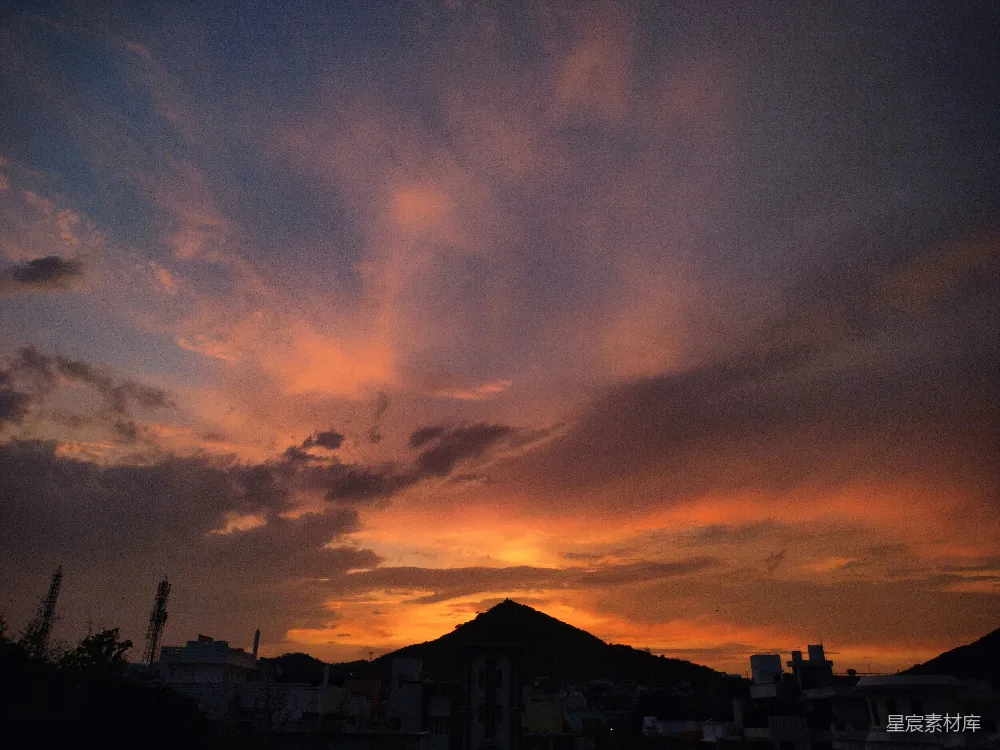 高清摄影 夕阳背景中有云和建筑。