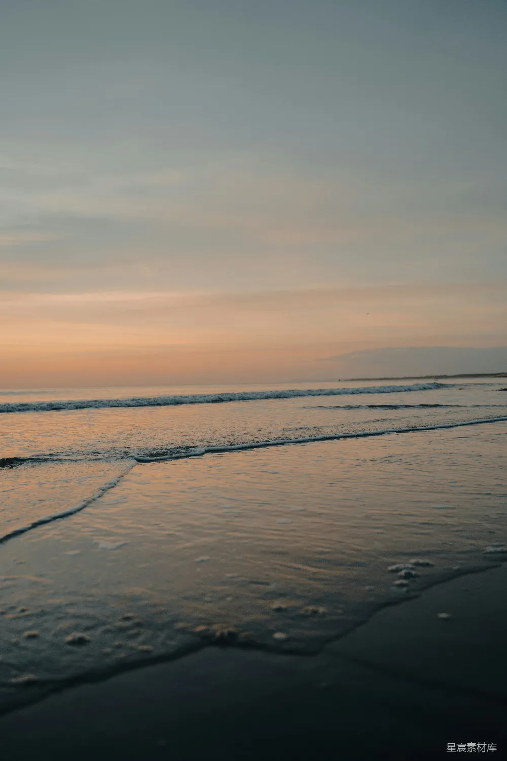 高清摄影 夕阳下海浪拍打岸边
