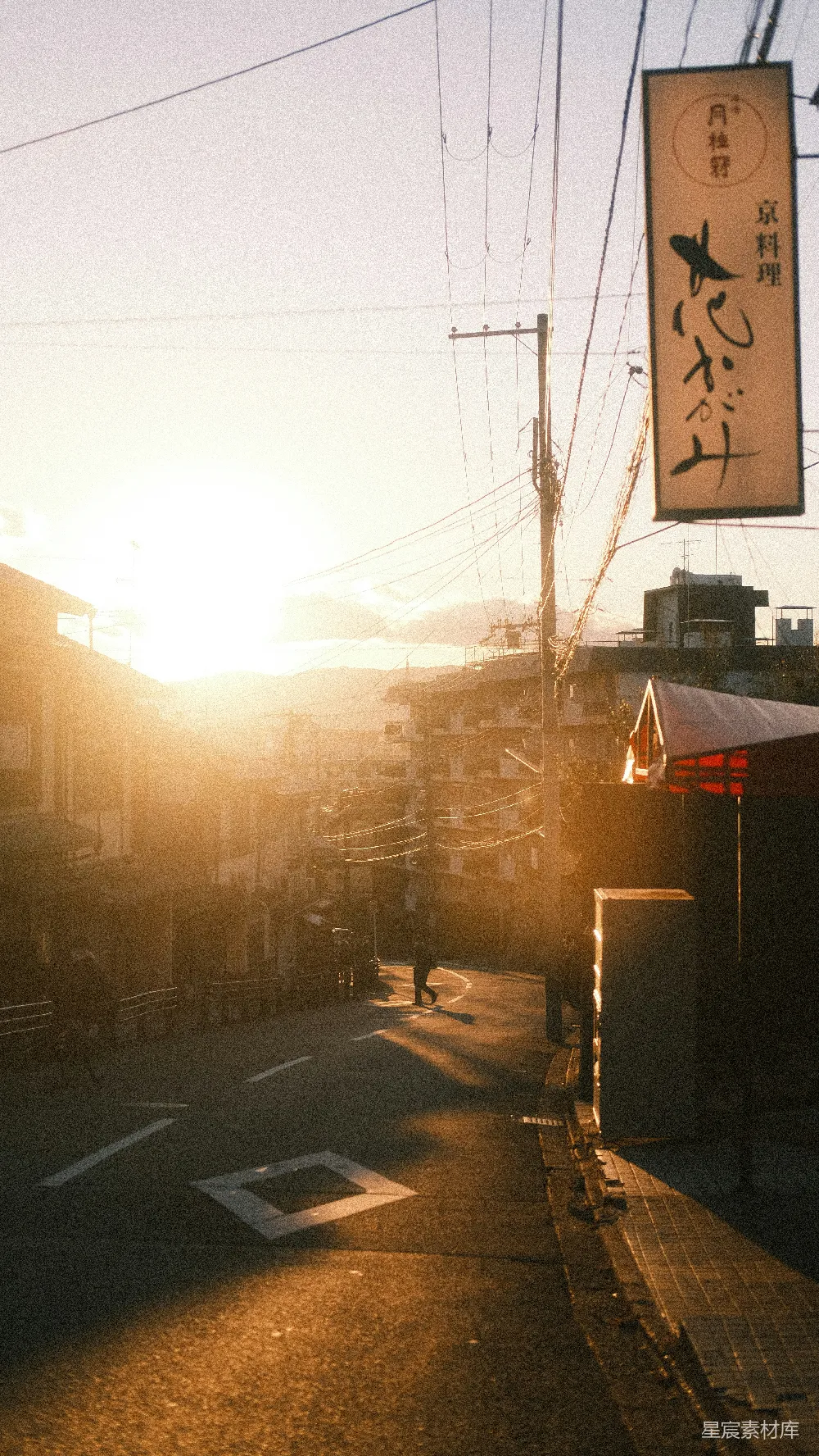 高清摄影  夕阳西下在一条城市街道上