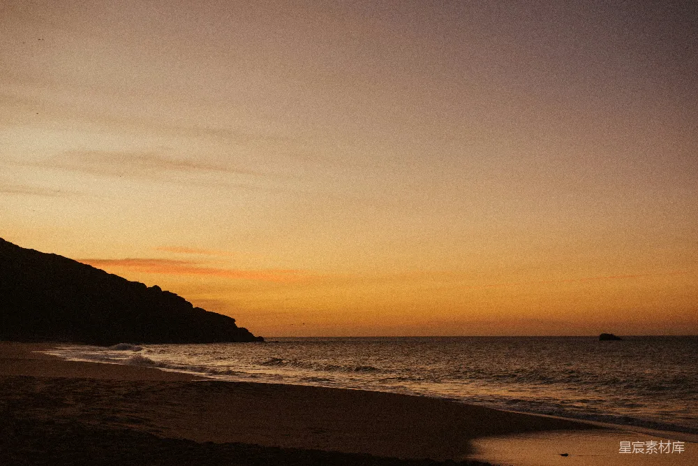 高清摄影 夕阳下海浪涌向岸边