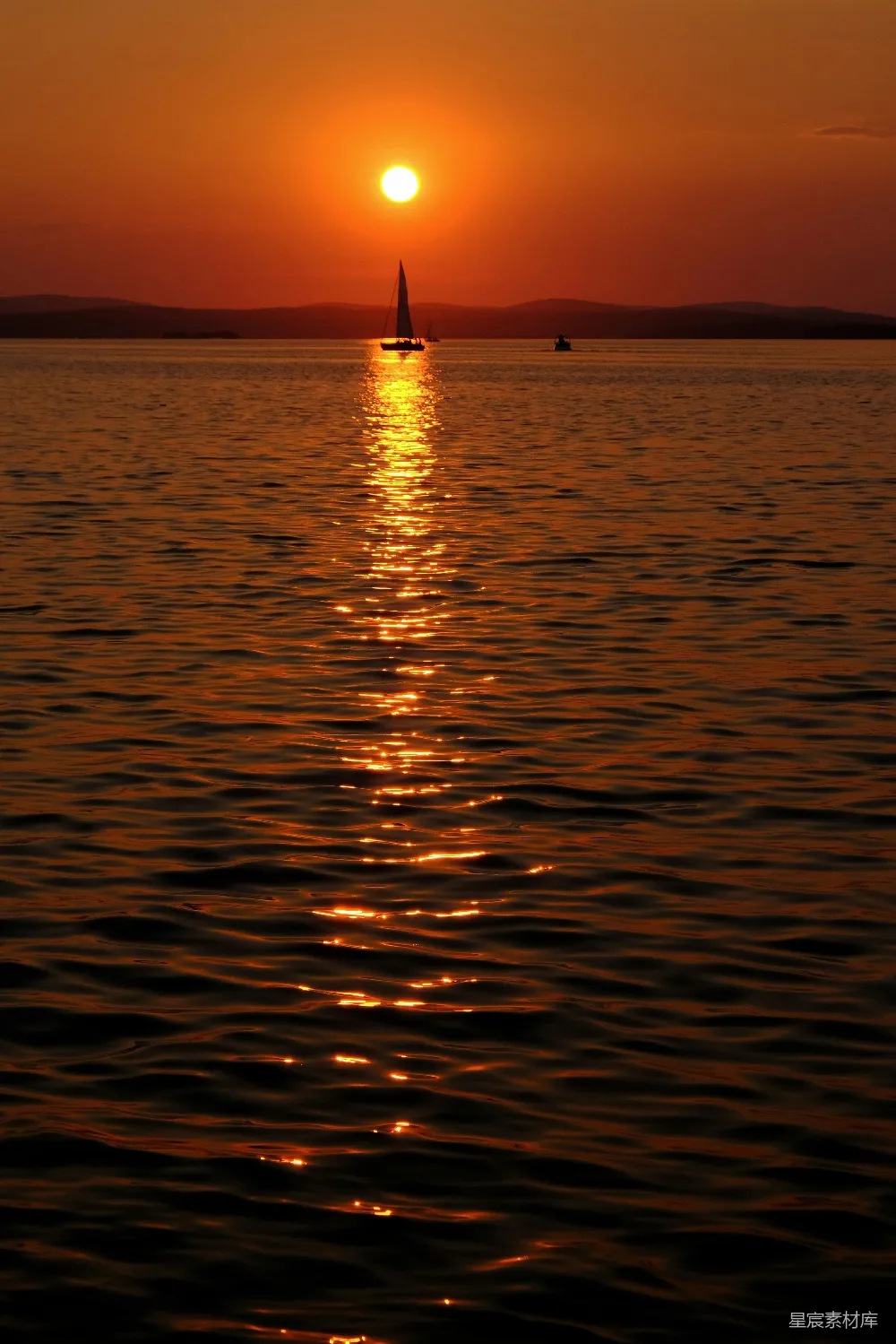 高清摄影 海面上夕阳下的船只