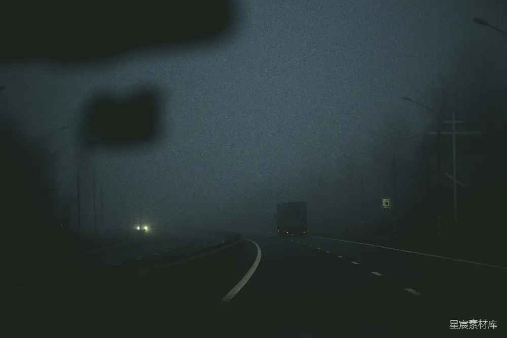 高清摄影 夜间卡车停在路面上