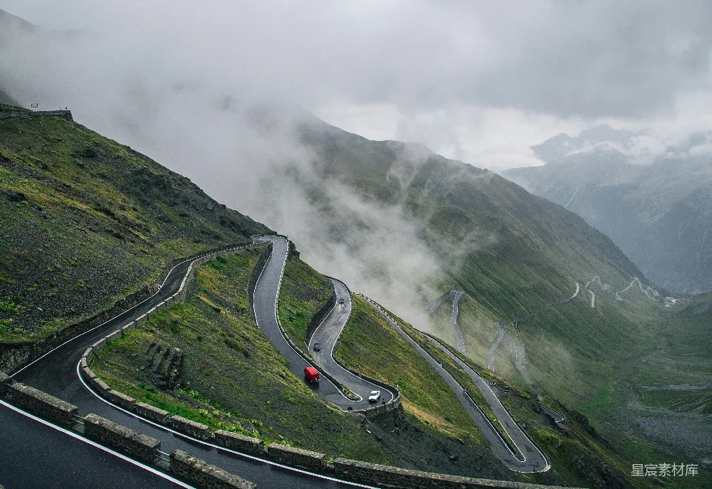 高清摄影 红车在锯齿形的道路上