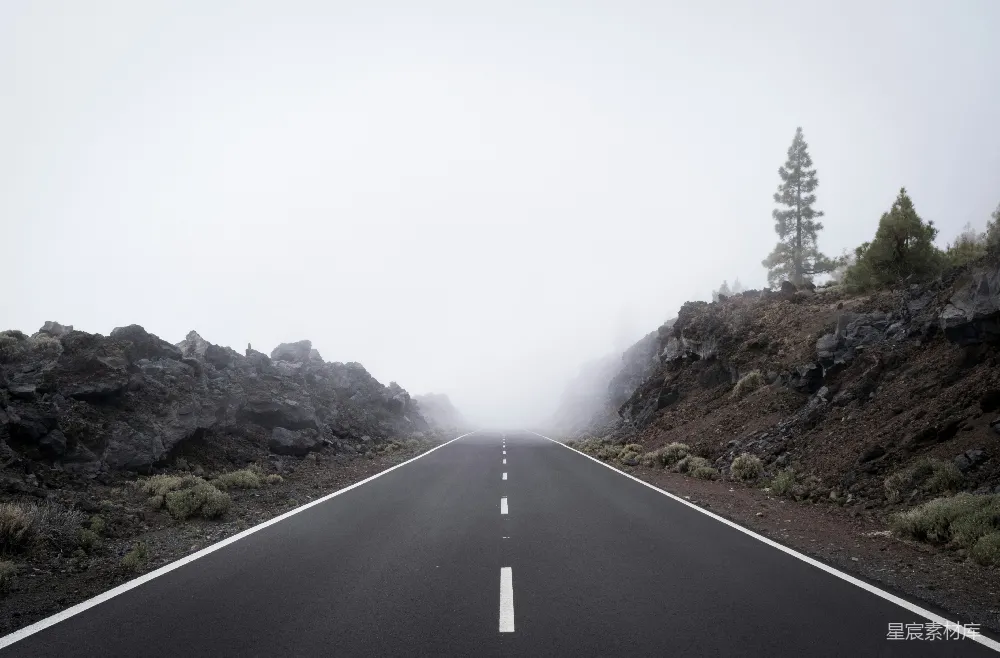 高清摄影 山间灰暗的路