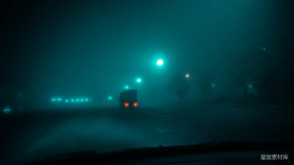 高清摄影 夜晚一辆车在玛菲拉灯光的背景下行驶。