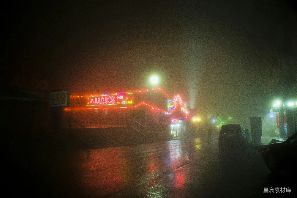 高清摄影 夜晚雨中的一条城市街道
