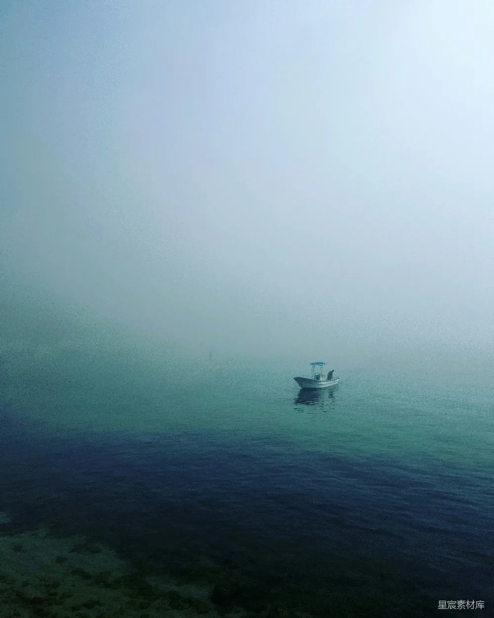 高清摄影 水中的小船