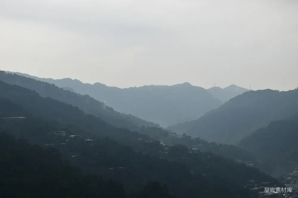 高清摄影 山峦迷蒙之中有一座小村庄隐匿其下。