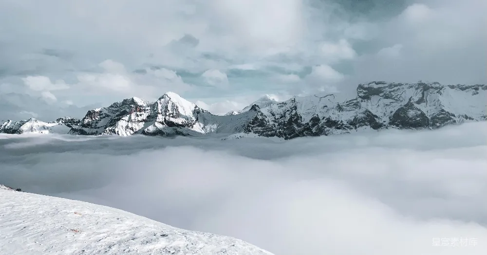 高清摄影 白天雪覆盖的山在阴云中