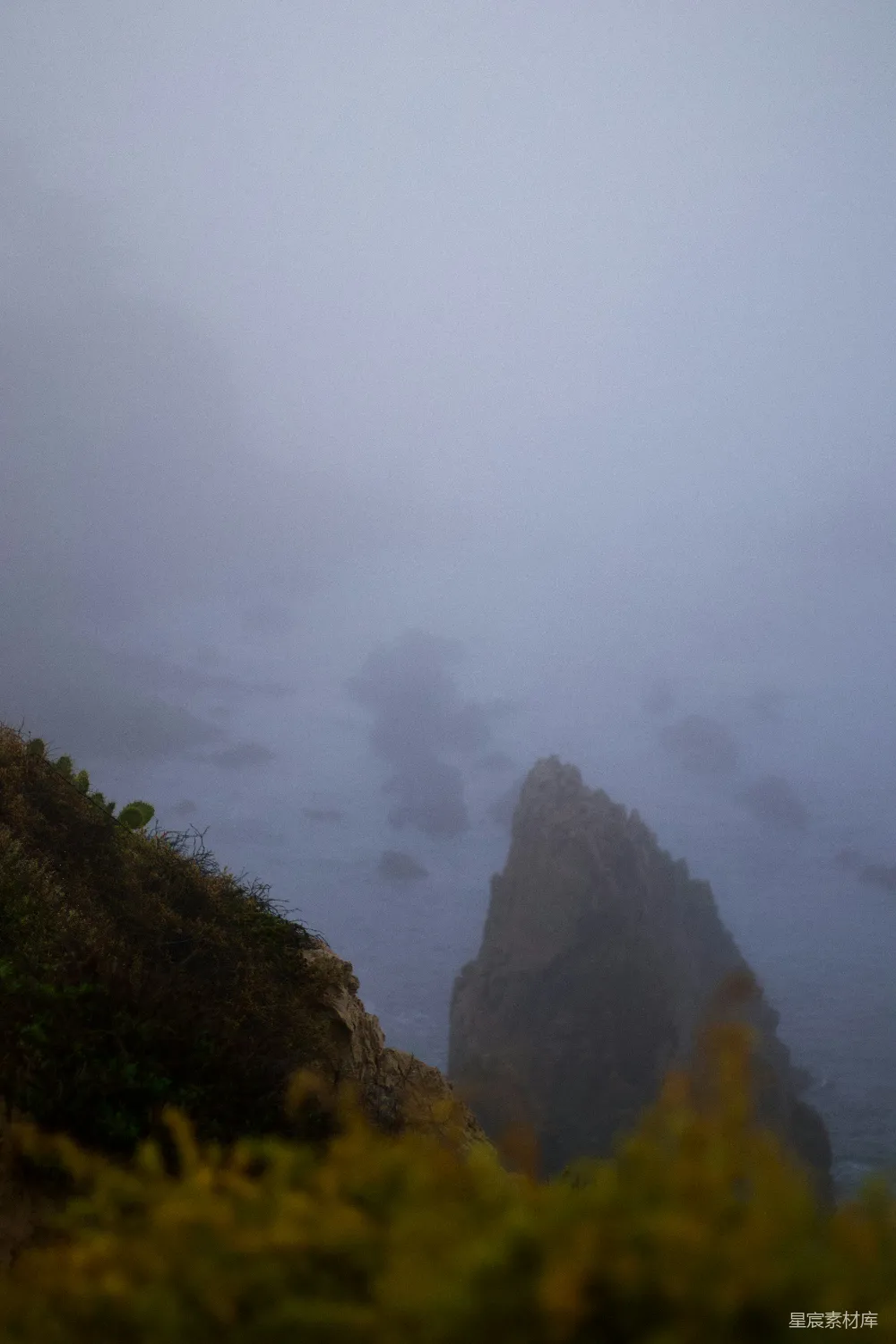高清摄影 海岸上的一天迷雾弥漫