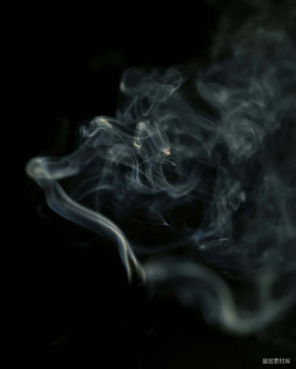 高清摄影 黑色背景上的白烟