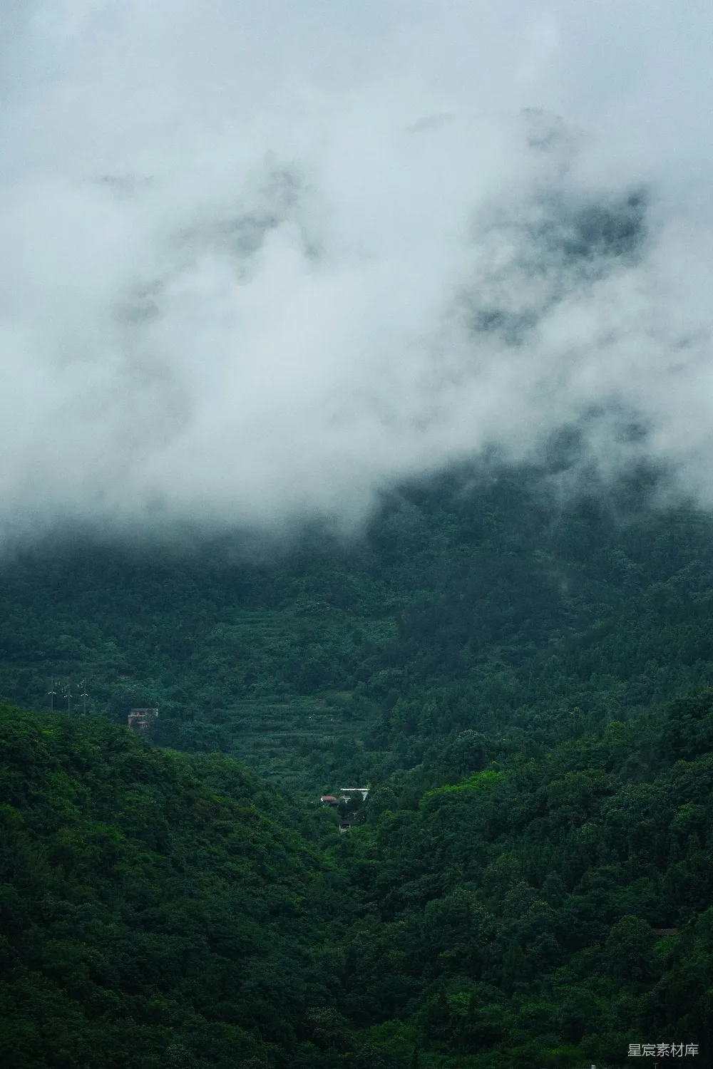 高清摄影 云雾覆盖的山峦景色