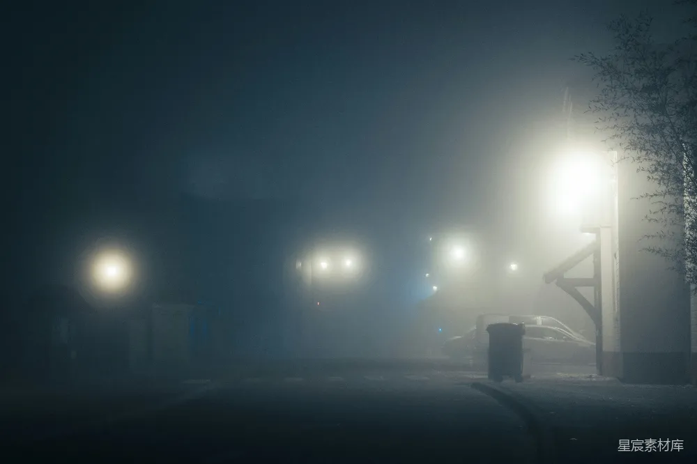 高清摄影 白街的路灯在夜间亮起。