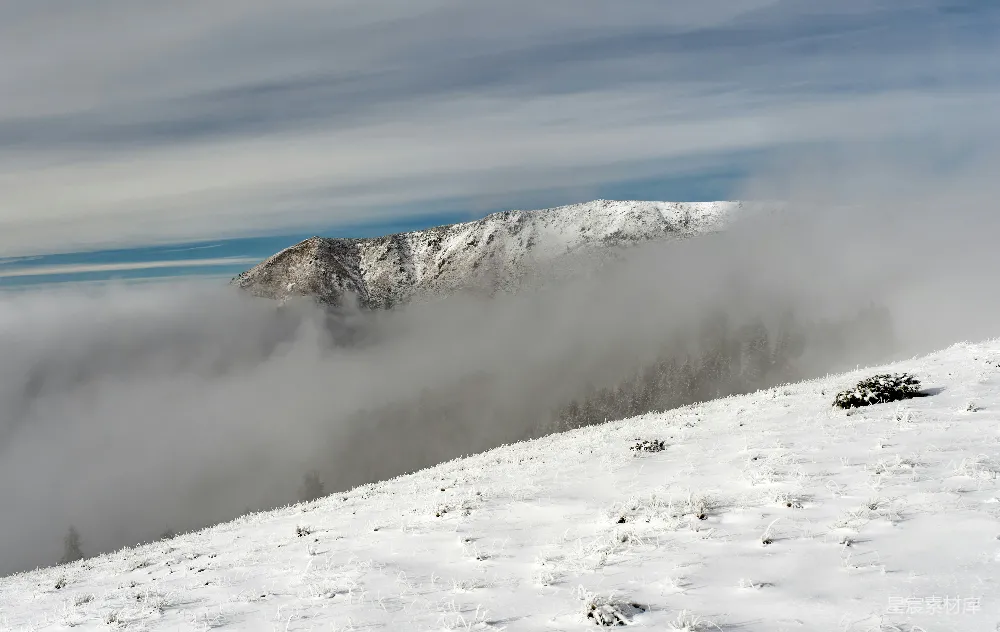 高清摄影 雪中的山峦与云朵