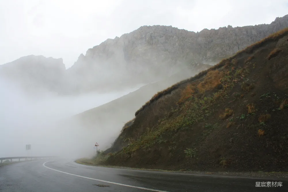 高清摄影 远处山峦下的蜿蜒小路