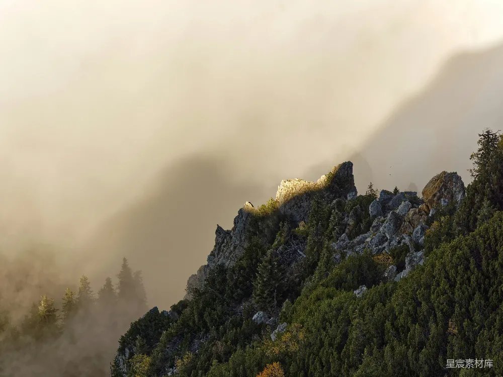 高清摄影 山旁有树的雾气笼罩着的一座山峰