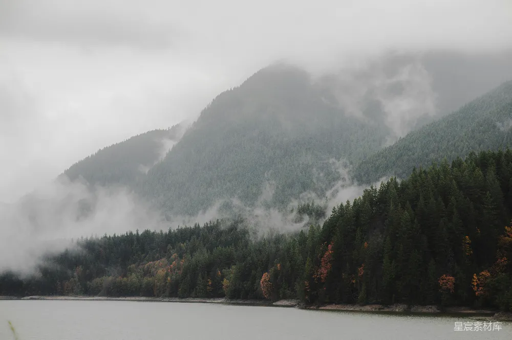 高清摄影 湖边有树木和山峰的背景