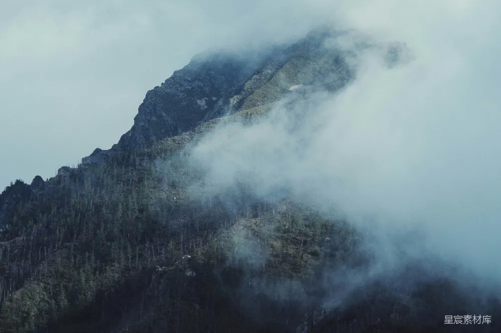 高清摄影 云中的山峰
