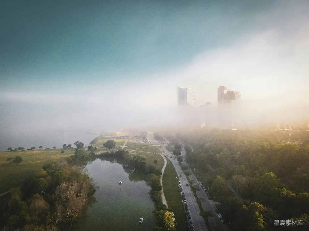 高清摄影  一条路上有河流和城市的背景。