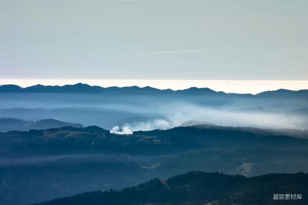 高清摄影 山峦在雾中的一番景象