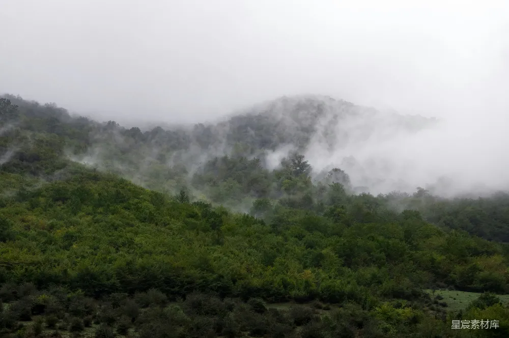 高清摄影 笼罩在雾和低层云中的山峦