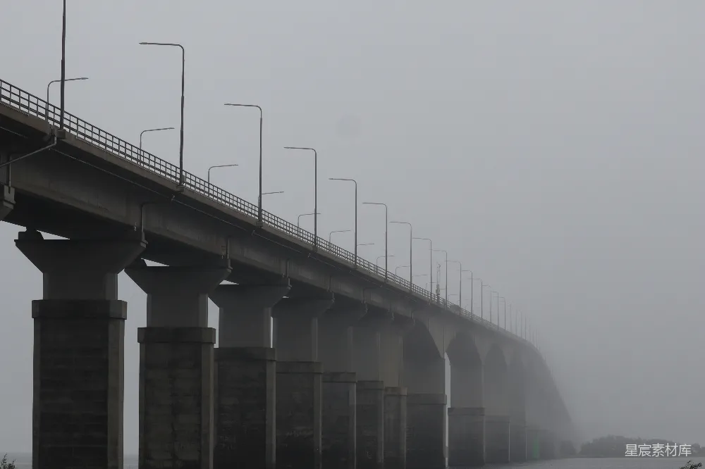 高清摄影 雾蒙蒙的一座桥横跨水面
