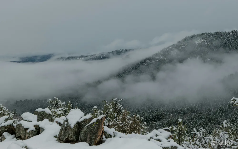 高清摄影 覆盖着白雪的山峦低云密布