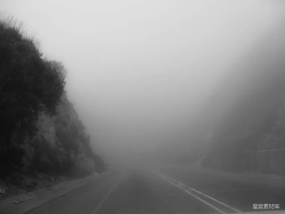 高清摄影 雾天中的宽阔道路