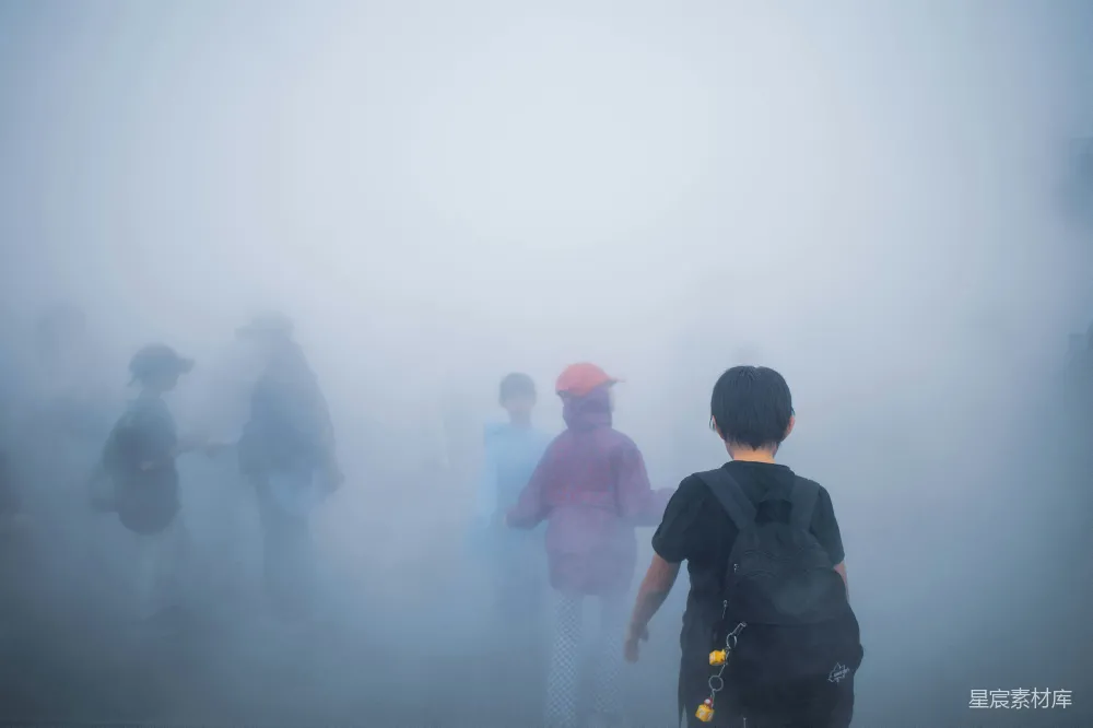 高清摄影 人们背着背包在浓雾中行走