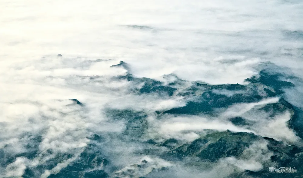 高清摄影 山峦间云雾缭绕的空中俯视图