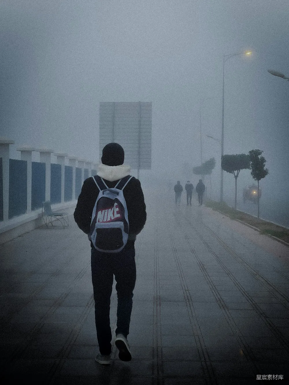 高清摄影 一个男人在雾中走在人行道上