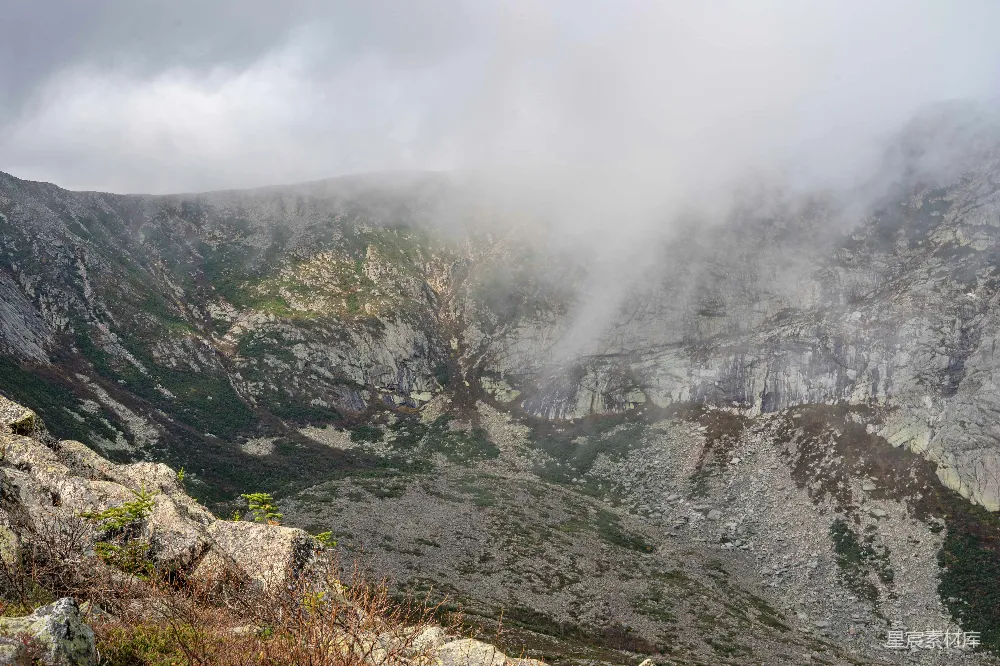高清摄影 登山者正沿着山的一侧行走。