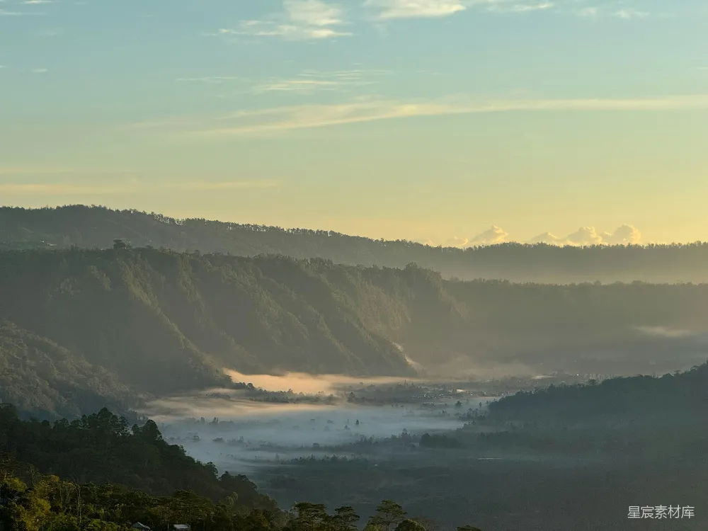 高清摄影 山谷中有一座高山的美景