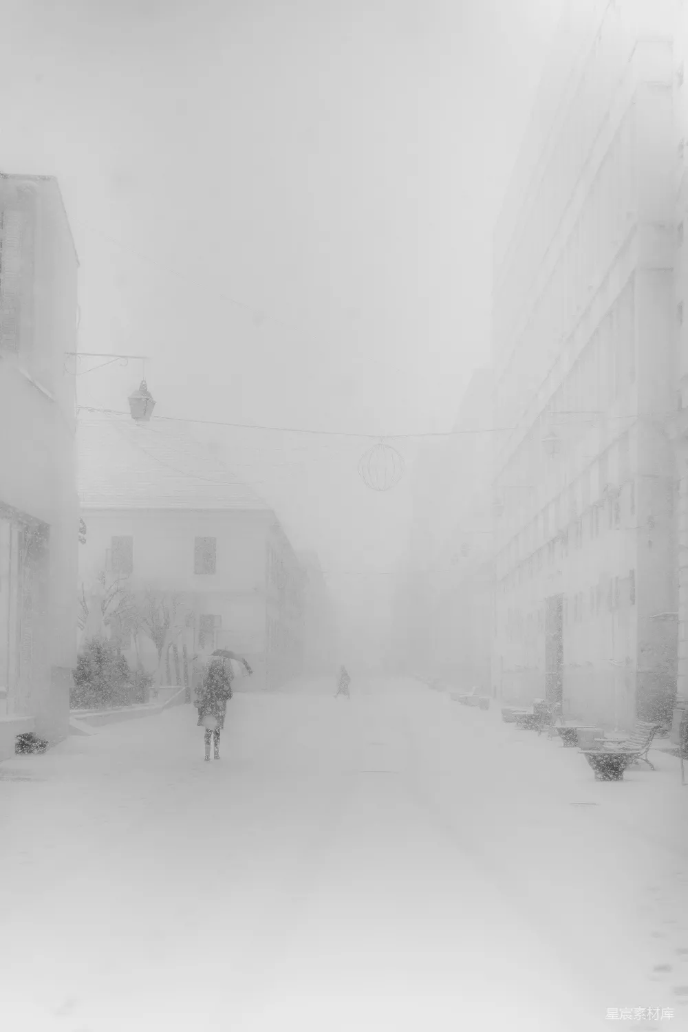 高清摄影 黑白照片中人们在雪地里行走