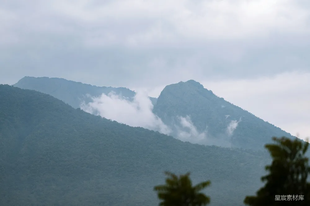 高清摄影 低云下的山峦景色