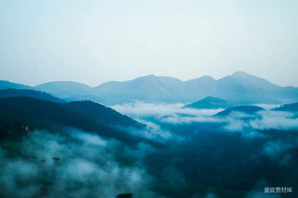 高清摄影 山峦间一片雾气缭绕的景象