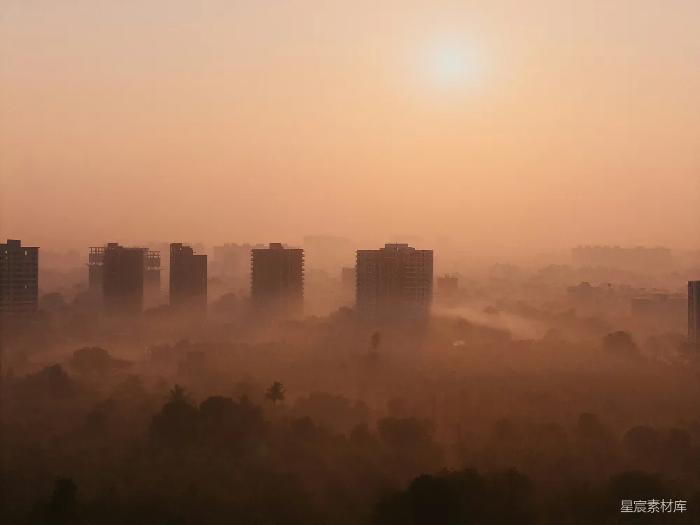 高清摄影 夕阳西下在一座高楼林立的城市上空