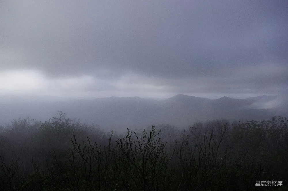 高清摄影 远处山峦下的朦胧景色